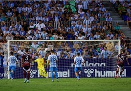 Alfonso Herrero, portero del Málaga, detiene el penalti.