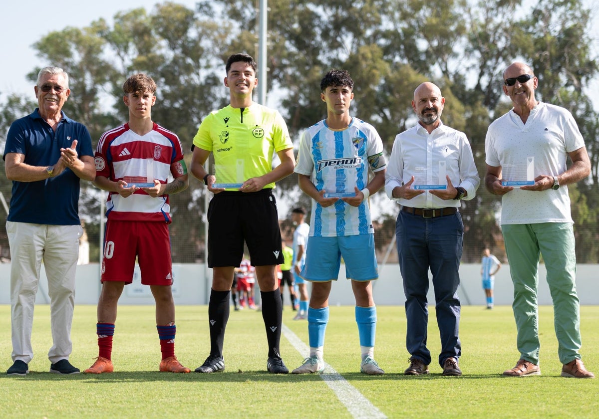 Martín Aguilar, los capitanes y el árbitro del partido, Javier Salas y Miguel Bandera, este domingo.