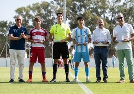 Martín Aguilar, los capitanes y el árbitro del partido, Javier Salas y Miguel Bandera, este domingo.