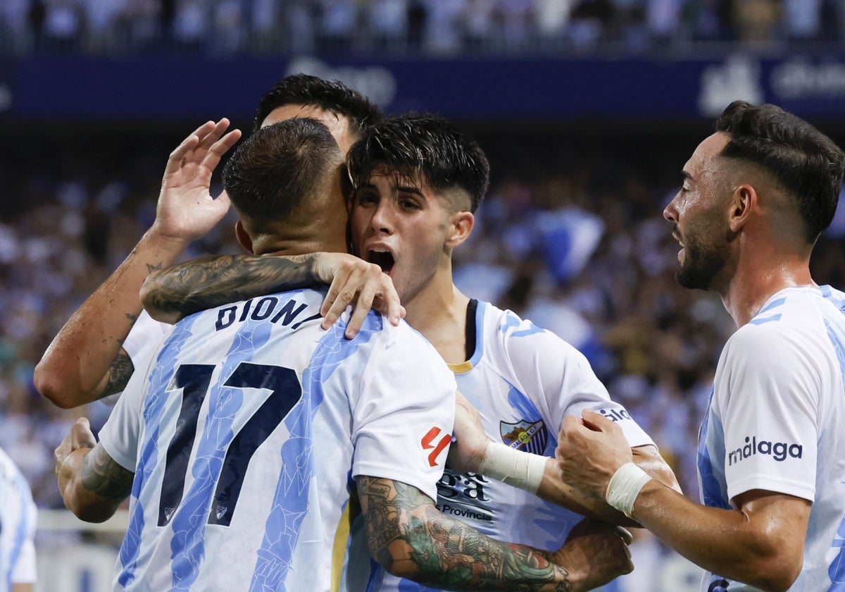 Antoñito Cordero celebra con Dioni el primer gol malaguista.