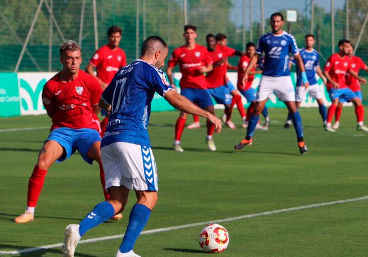 Un lance del partido de este domingo en Marbella entre el Estepona y el Xerez Deportivo.