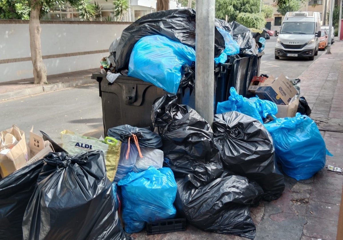 Basura acumulada en un contenedor en Benalmádena Costa.