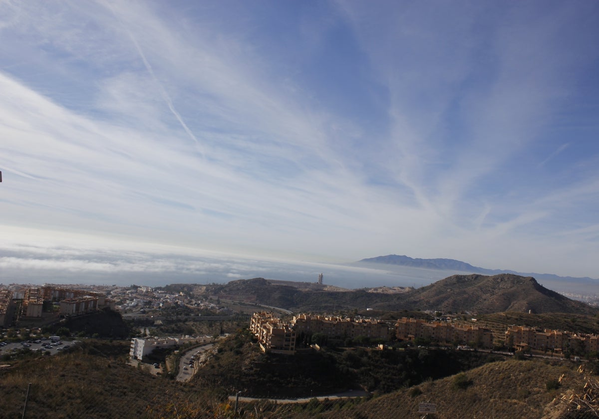 Vista desde Parque Victoria, desde donde se aprecia el casco urbano rinconero y la Bahía de Málaga.