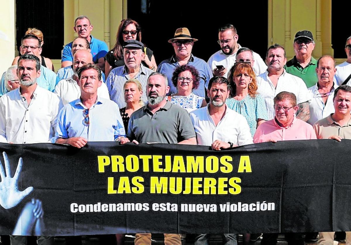 Integrantes del grupo municipal de Vox y simpatizantes posan detrás de la pancarta, este lunes.