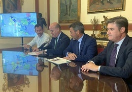 El teniente de alcalde Alberto Arana, Francisco Reguera de Unicaja Banco, el alcalde Manuel Barón, y Manuel Artacho también de la entidad financiera