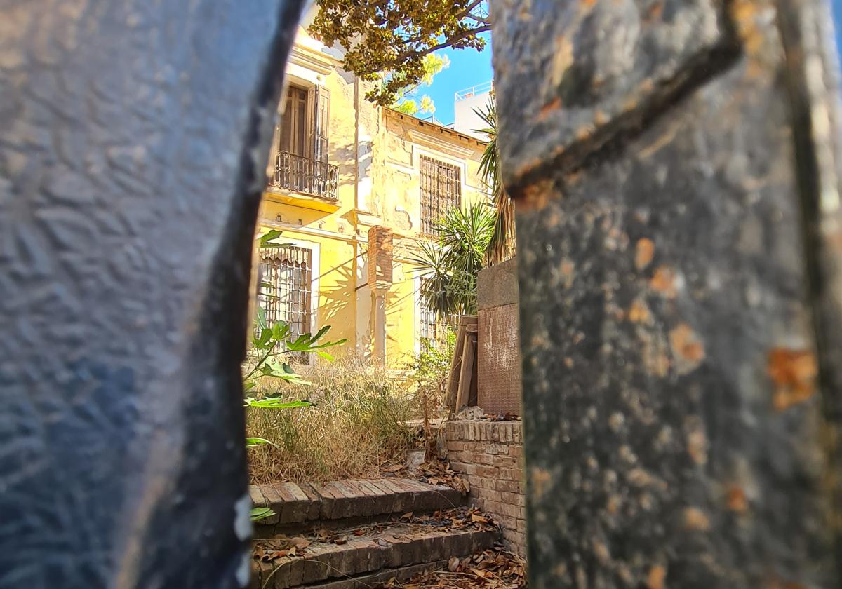 La Casa de María Barrabino, a través de la cerradura de la puerta de la finca, en la plaza Costa del Sol.