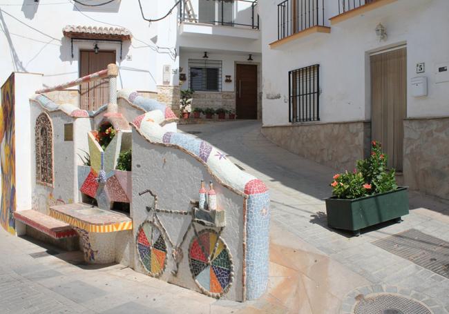 El estilo gaudiano está presente tanto en Moclinejo como en su aldea de El Valdés.