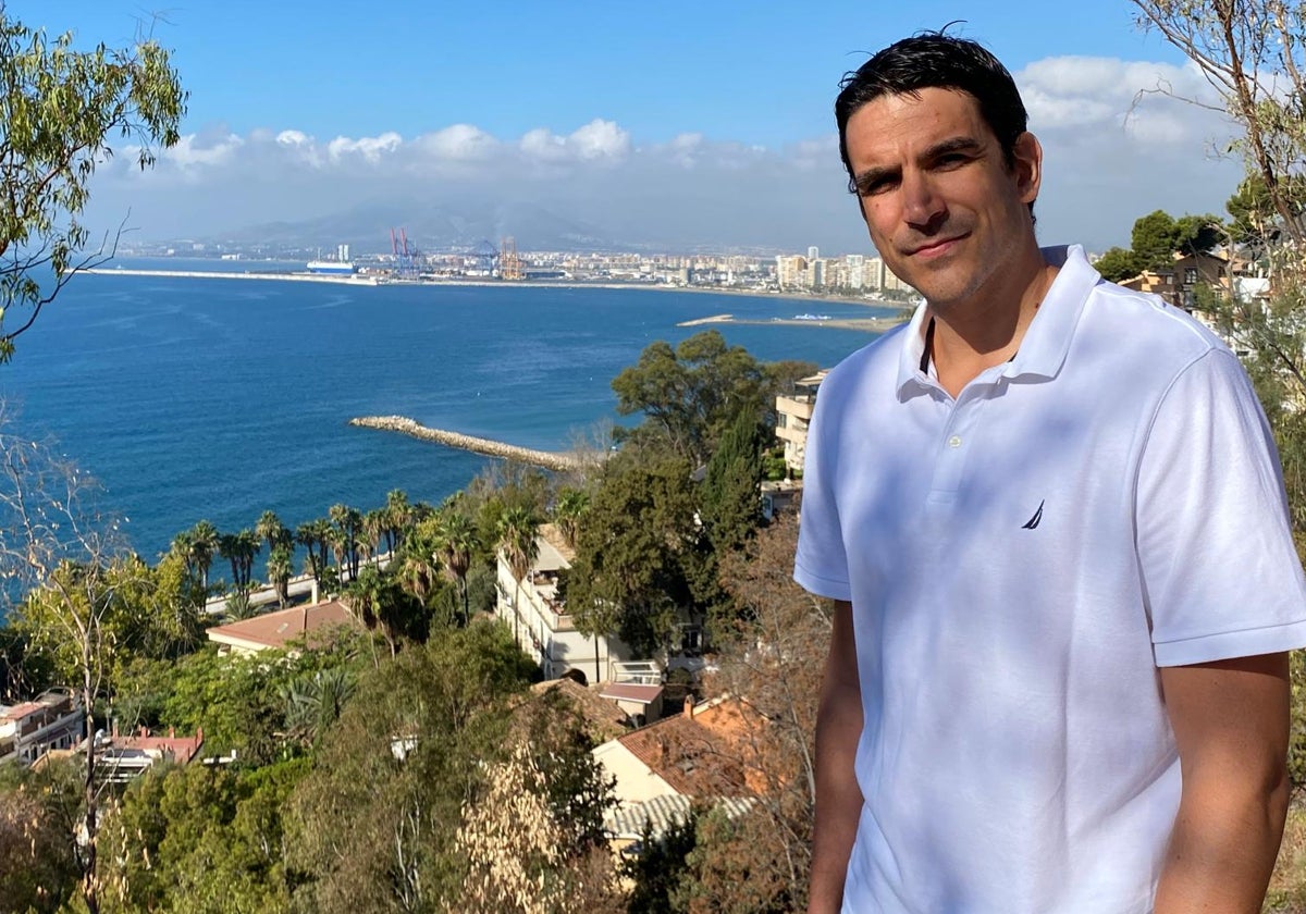 Carlos Suárez posa para SUR en el parque del Morlaco con Málaga al fondo.