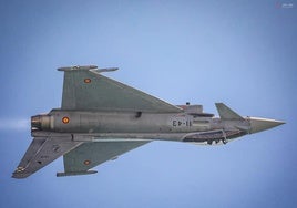 Un Eurofighter surca los cielos de Torre del Mar en una edición anterior del Air Show.