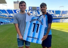 Ismael posa con la Kevin y su camiseta.