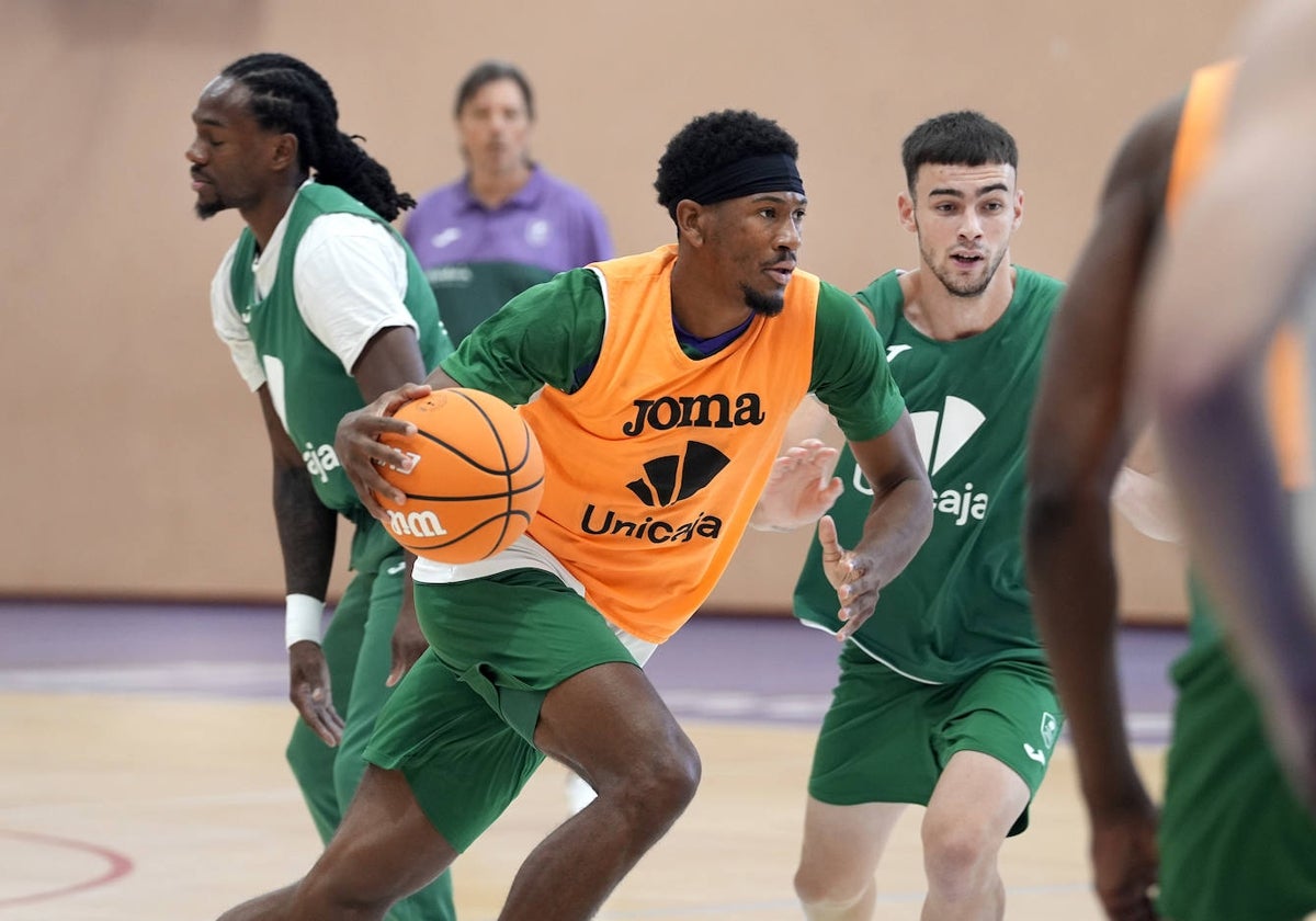 Kameron Taylor, durante un entrenamiento en la pista auxiliar del Carpena.