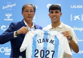 Loren Juarros e Izan Merino, con la camiseta conmemorativa del acuerdo de renovación.