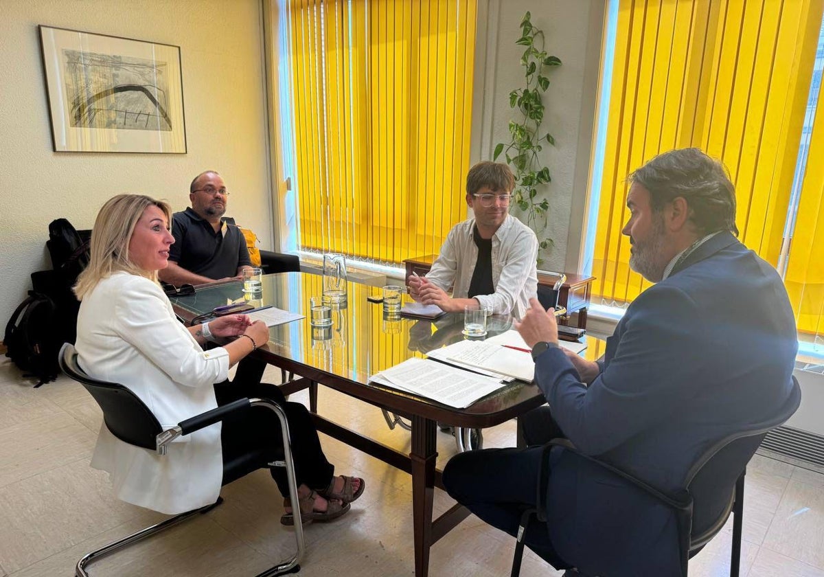 Rubén Pérez Correa, secretario de Estado de Juventud e Infancia; Jon Sebastián Rodríguez, director de Gabinete del Secretario de Estado de Juventud e Infancia; Joaquín Belmonte miembro junta directiva Autismo en Positivo, y Rocío Calderón, presidenta de la asociación malagueña.