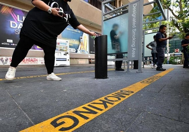 Zona para fumadores delimitada en una calle de Singapur.