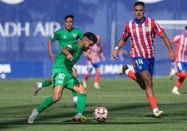 Chema Núñez, con el balón ante Roberto González.