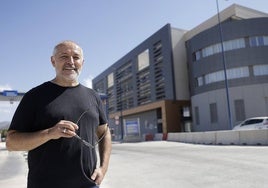 Ángel David Macías, con el nuevo edificio del Centro Oceanográfico de Málaga (COMA) al fondo, en el Muelle de San Andrés.