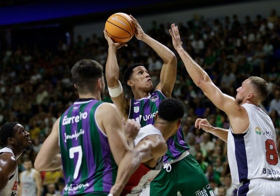 Tyson Pérez lanza a canasta rodeado de jugadores del Baskonia.