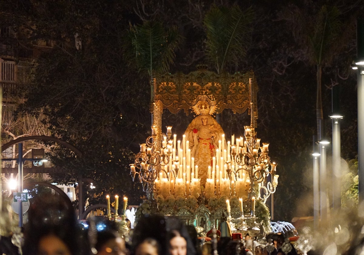 La Novia de Vélez durante su salida procesional.