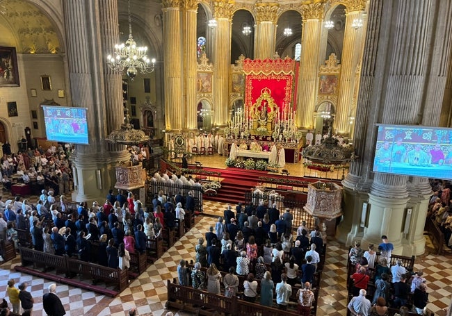 Aspecto que presentaba la Catedral durante la misa estacional.