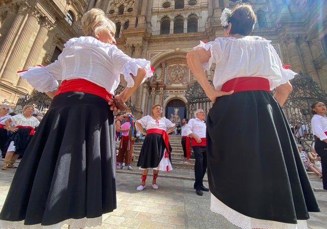 Varios coros han participado con sus bailes y cantes en la ofrenda floral.