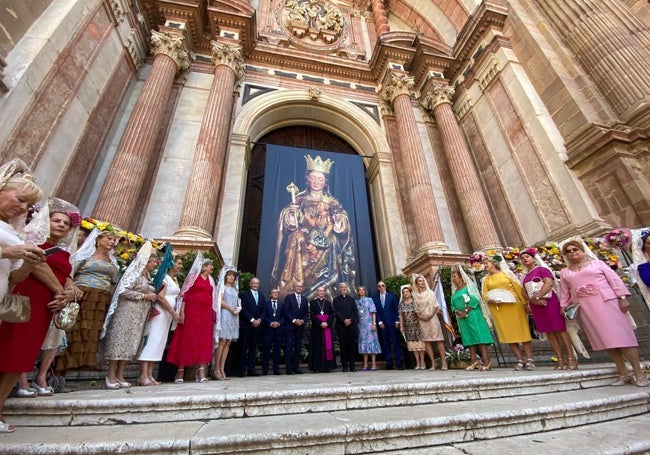 Momento de la ofrenda floral, con el alcalde y el obispo presentes.