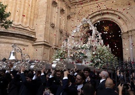 Momento de la salida de la Virgen de la Victoria entre una lluvia de pétalos de flores.