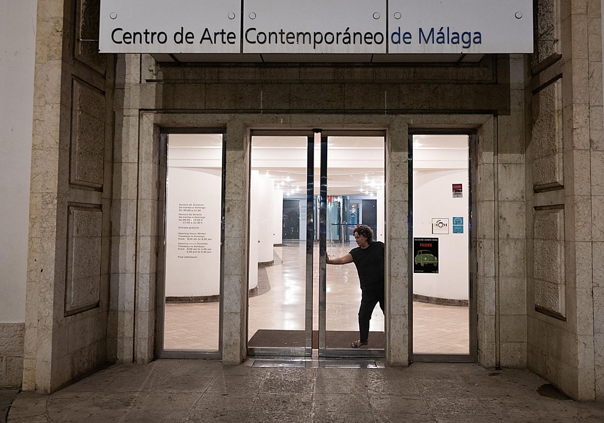 Una trabajadora cierra por última vez las puertas del CAC Málaga.