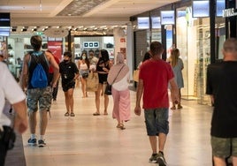 El sector del comercio en Málaga volverá a levantar la persiana hoy.