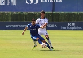 Bernardo, defensa del Marbella, intenta robar el balón a un futbolista del Ceuta.