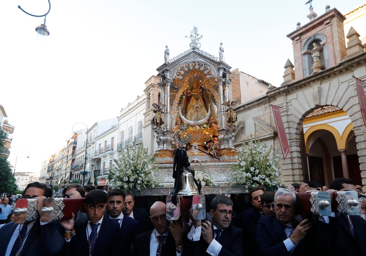 La patrona de la ciudad al salir de su templo en calle Infante don Fernando