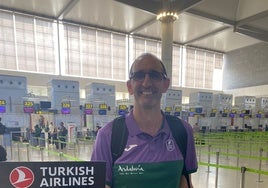 El exjugador del Unicaja Dani Romero, ejerciendo de delegado este domingo en el Aeropuerto.