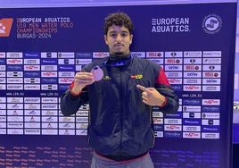 Saúl Granados posa con la medalla de bronce lograda en el Europeo sub-19.