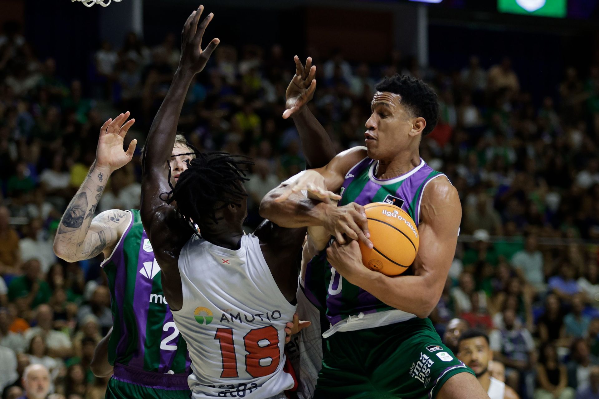 El Unicaja - Baskonia del Torneo Costa del Sol, en imágenes