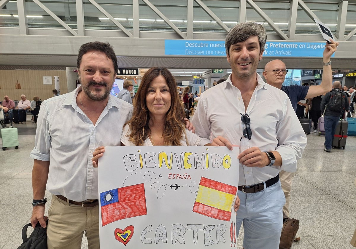 Federico Vallés y Alberto García, miembros del Club Rotary Marbella, con Cristina Lima, madre de acogida.