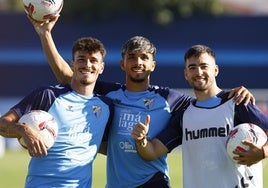 Murillo, Kevin y Ramón, tres de los canteranos malaguistas, posan con sendos balones en un entrenamiento.