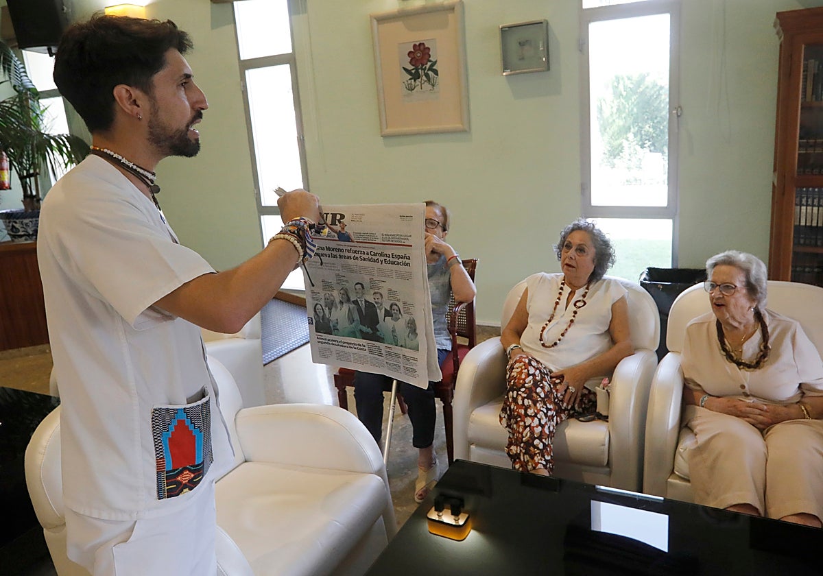 José González, educador social, lee las noticias del periódico y las somete a debate.