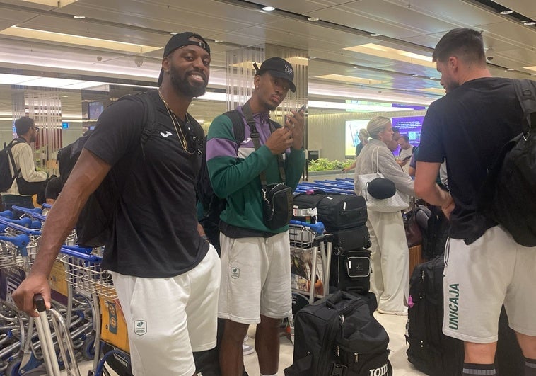 Ejim, Taylor y Barreiro esperan las maletas nada más aterrizar en Singapur.