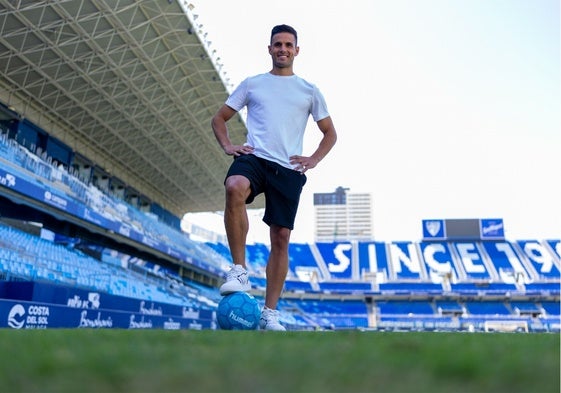 Luismi Sánchez posa para SUR en el césped de La Rosaleda.