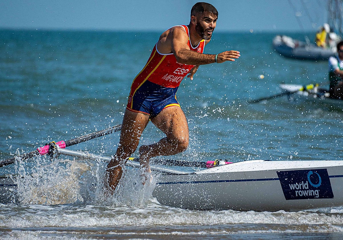 Adrián Miramón sale del agua en el Campeonato del Mundo de 2023.