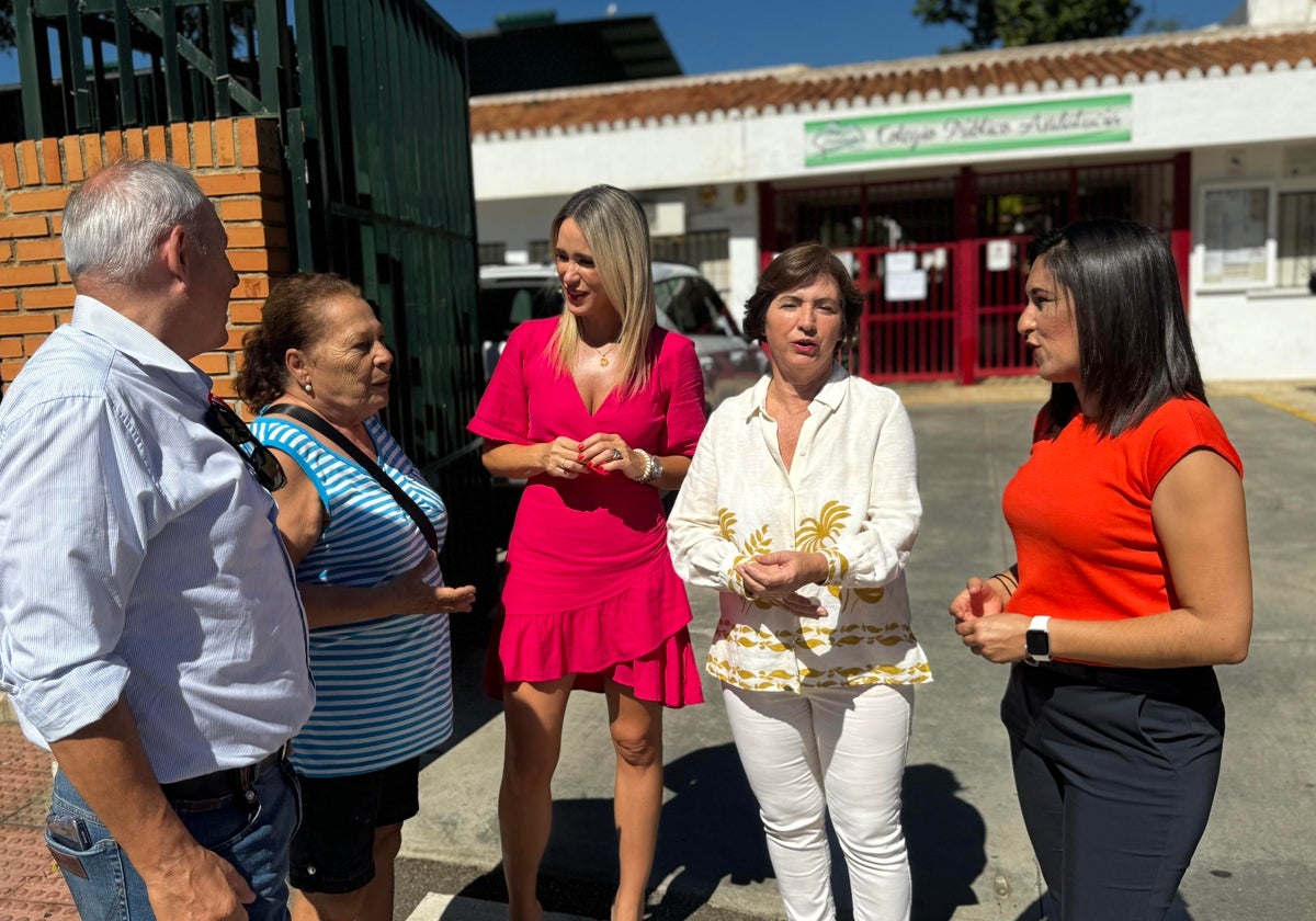 Representantes del PSOE, a la entrada al colegio Andalucía.