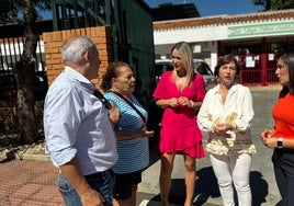 Representantes del PSOE, a la entrada al colegio Andalucía.