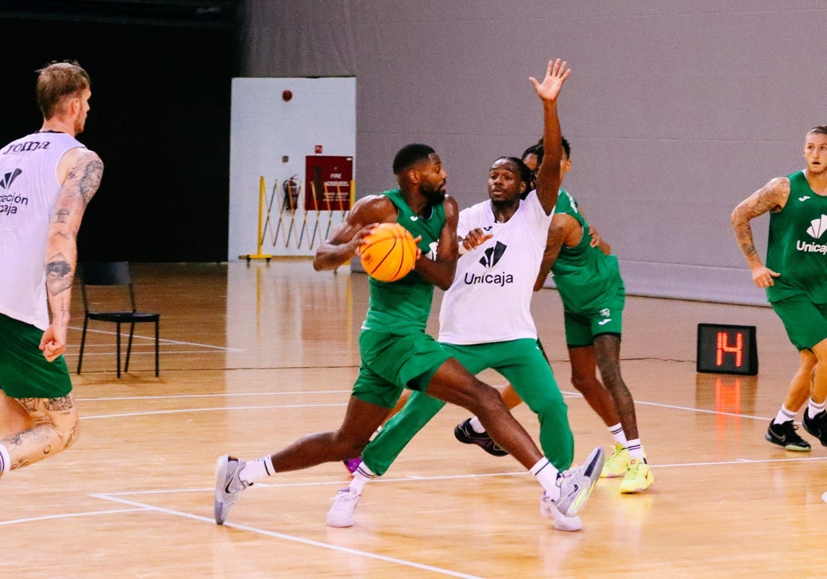 Ejim y Perry, durante el entrenamiento que realizó el Unicaja este miércoles en Singapur.