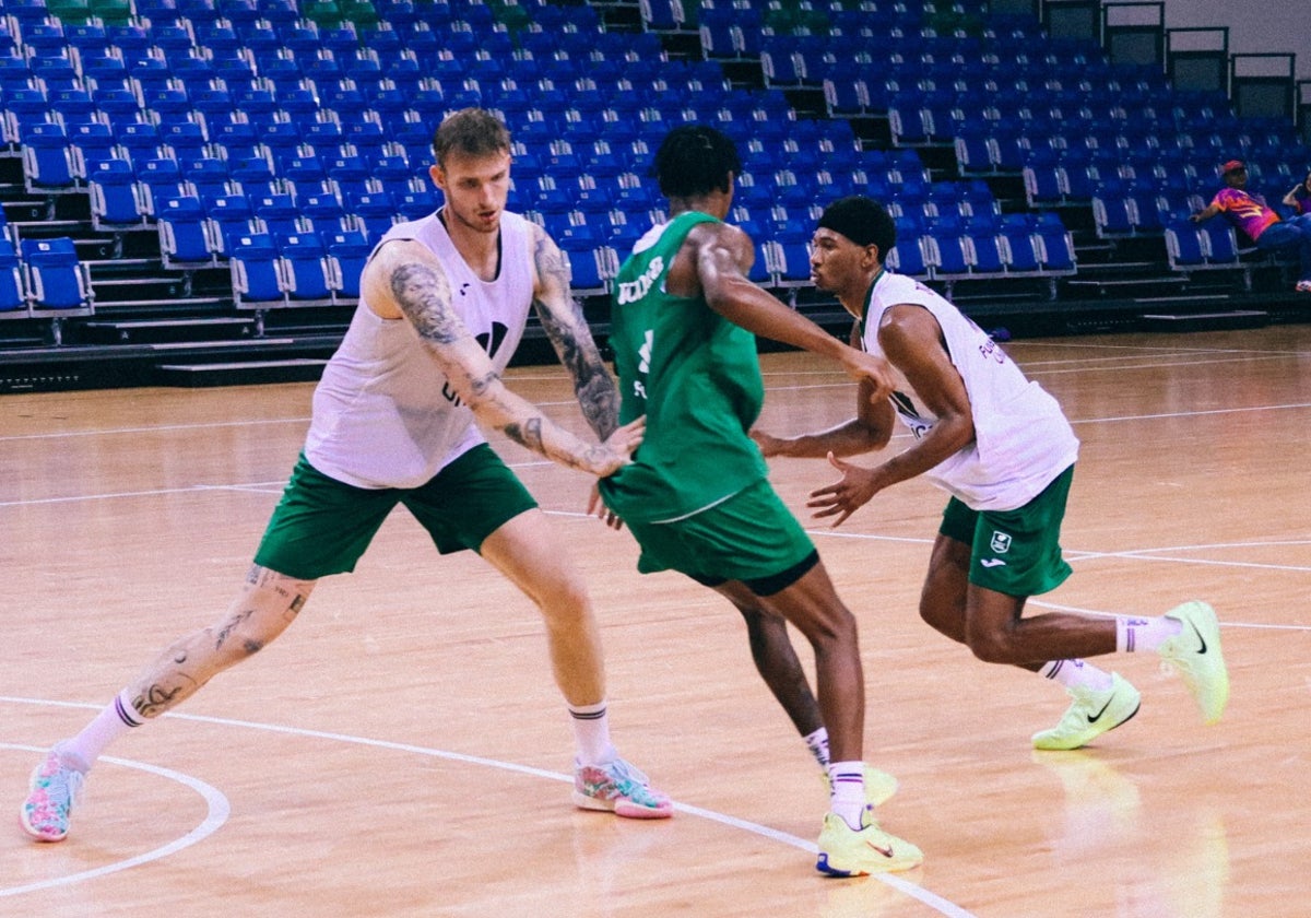 Barcelowski, Carter y Taylor, en un entrenamiento en Singapur.