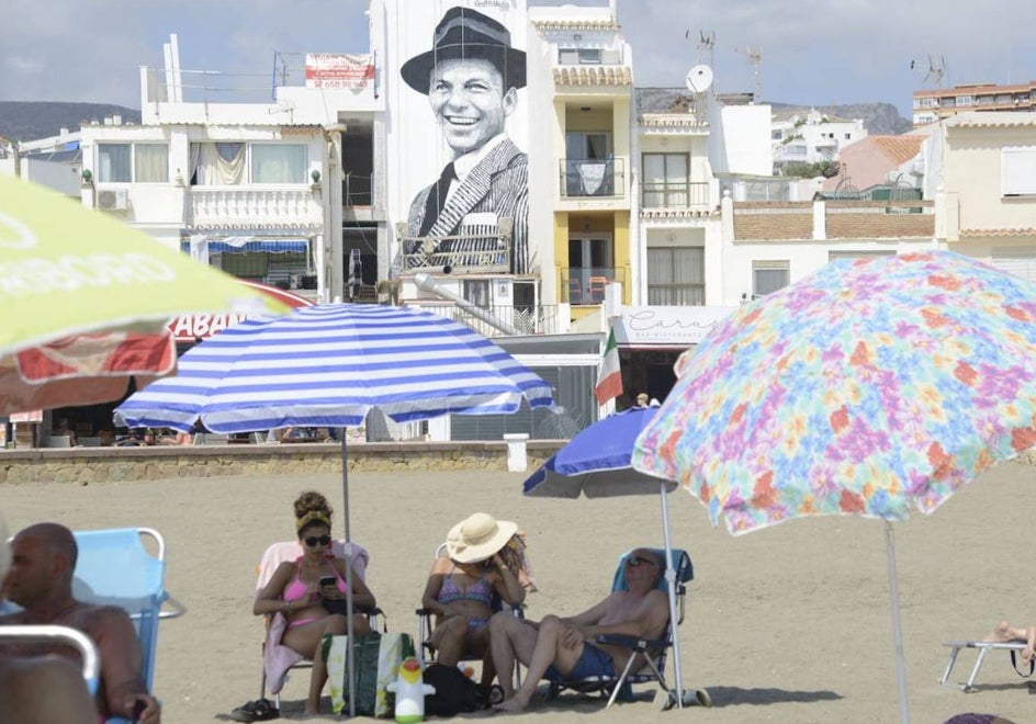 Un grafiti en la playa de la Carihuela da testimonio del paso y la huella de Sinatra en Torremolinos.