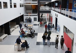 Alumnos en la Escuela de Ingenierías Industriales, en una imagen de archivo.