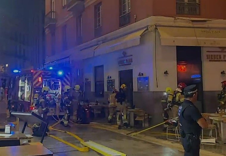 Desalojado un restaurante y varias terrazas en el centro de Málaga por un incendio