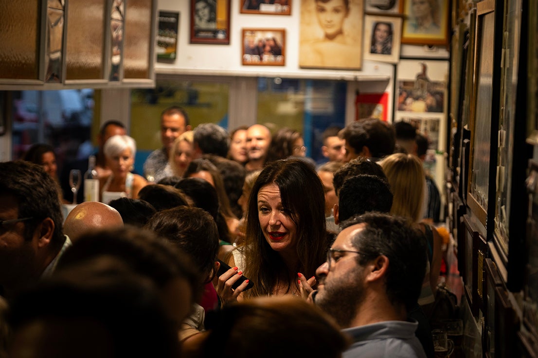 Una noche en El Pimpi Florida, el bar de Málaga que procesiona a los clientes como en Semana Santa