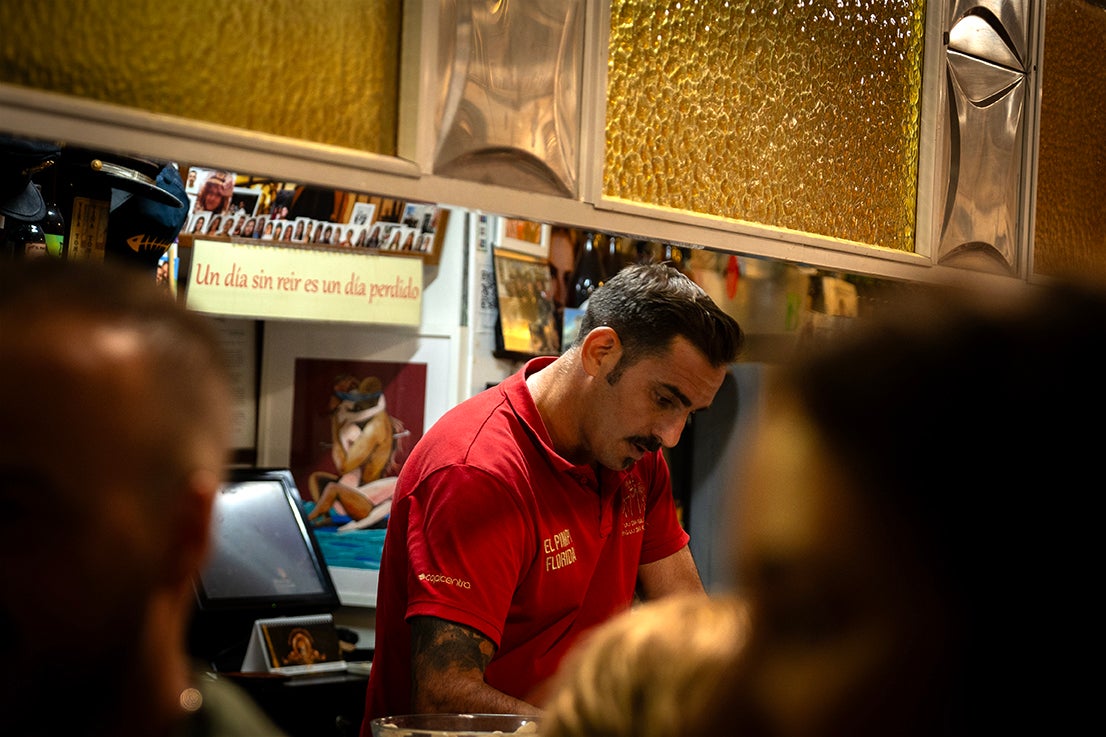 Una noche en El Pimpi Florida, el bar de Málaga que procesiona a los clientes como en Semana Santa