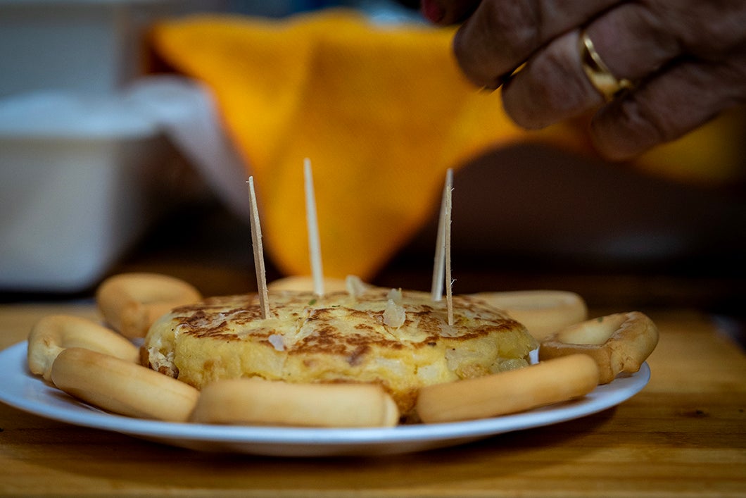 Una noche en El Pimpi Florida, el bar de Málaga que procesiona a los clientes como en Semana Santa
