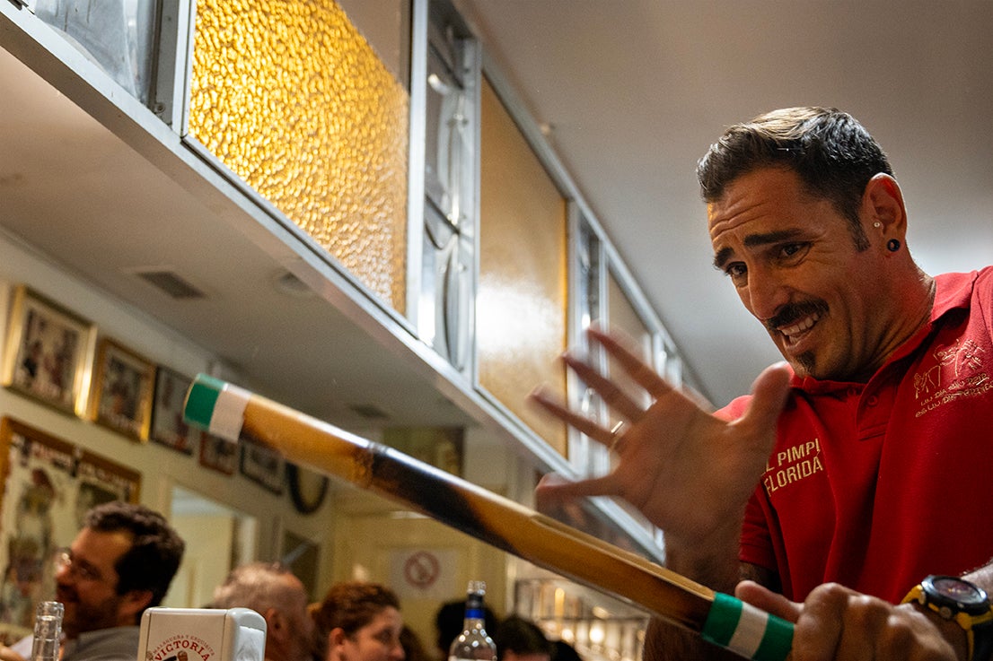 Una noche en El Pimpi Florida, el bar de Málaga que procesiona a los clientes como en Semana Santa